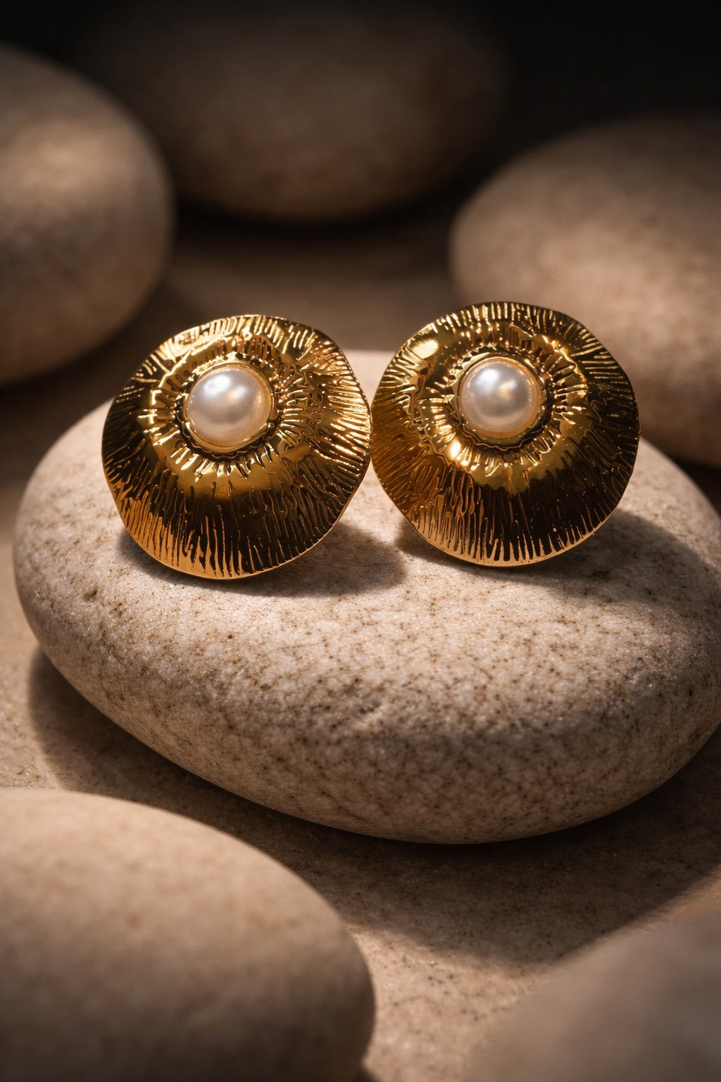 Pearl kiss studs