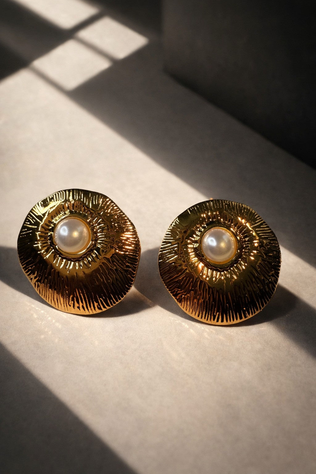 Pearl kiss studs