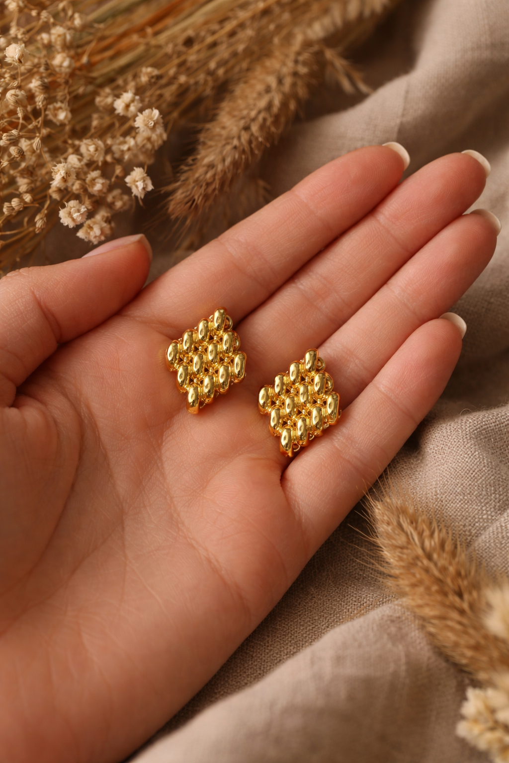 Link gold studs